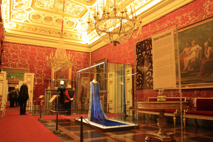 Sala dedicata agli abiti di Donna Franca Florio particolare dell’allestimento Firenze, Galleria del Costume di Palazzo Pitti