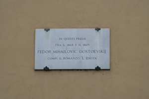 Мемориальная доска на площали Питти о пребывании Достоевского