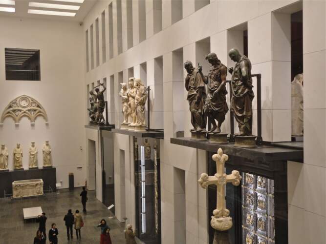 Dommuseum: Blick vom ersten Stockwerk auf die Baptisteriumstueren im Raum der Fassade