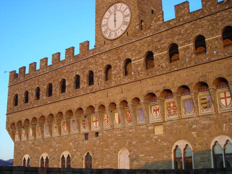 Gli stemmi sulla facciata di Palazzo Vecchio