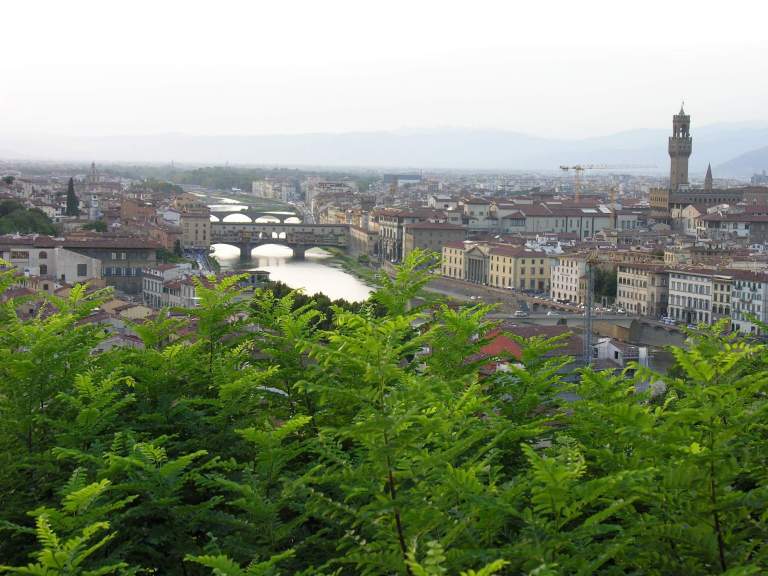 Wandern vor den Stadtmauern, der Hügel in der Stadt